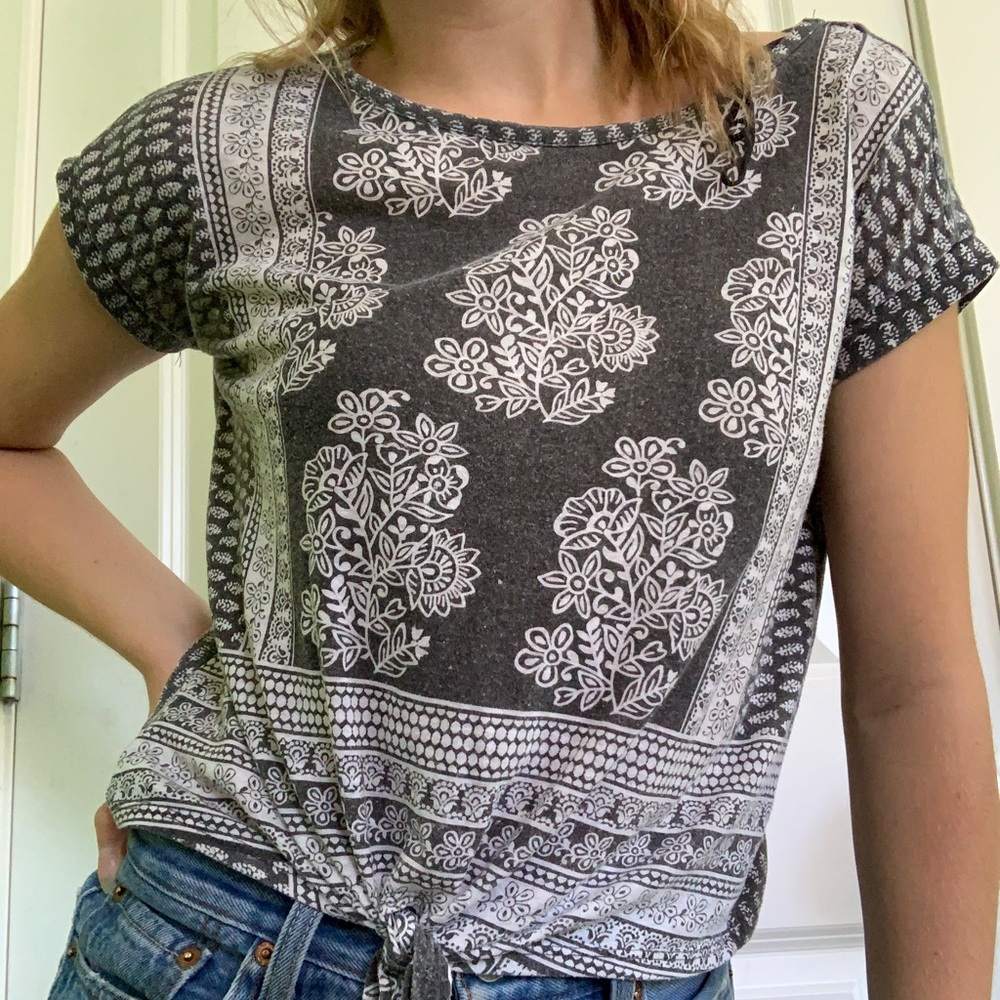 American Eagle tie front tee